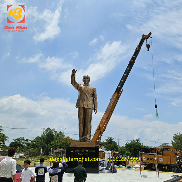 Hoàn thiện lắp đặt tượng Bác Hồ bằng đồng cao 6m nặng 10 tấn