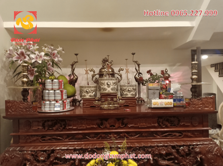 Gia chủ cần lưu ý điều gì khi bày đỉnh đồng trên ban thờ gia tiên?