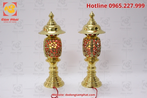 Đôi đèn thờ bằng đồng vàng