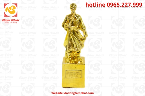 Tượng Trần Hưng Đạo mạ vàng