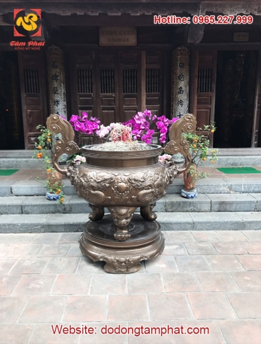 Lư đồng đỏ 1m5 tại đền thờ Hai Bà Trưng