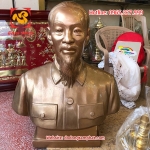 Tượng Bác Hồ vẫy tay chào bằng đồng