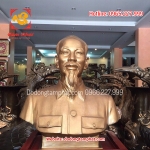 Tượng Bác Hồ vẫy tay chào bằng đồng