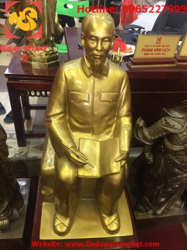 Tượng Bác Hồ đọc báo Nhân Dân Xã Luận