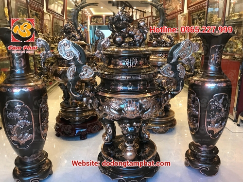 Đỉnh đồng và đôi lọ thờ cúng đồng đỏ cạo màu cung tiến nhà thờ họ