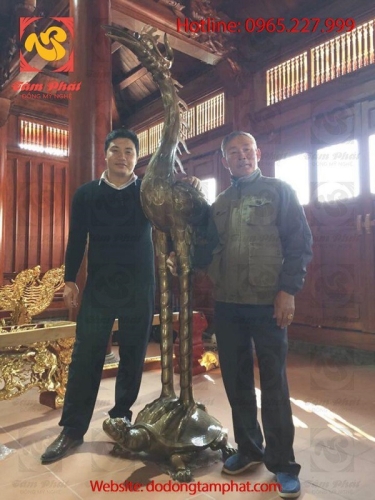 Hạc đồng cỡ lớn, hun giả cổ đặt tại nơi thờ cúng tâm linh