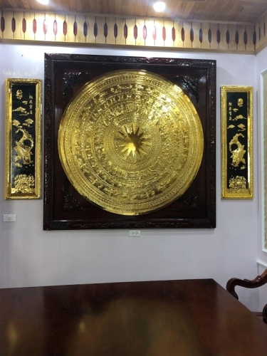 Tranh mặt trống đồng mạ vàng khung gỗ 1m