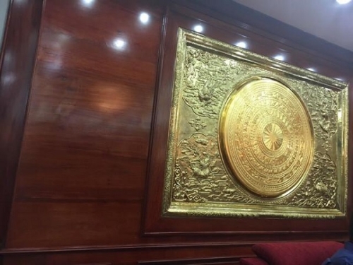 Tranh mặt trống đồng trên nền khung cảnh thiên nhiên