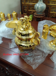 Bộ đồ thờ tam sự bằng đồng mạ vàng, đỉnh chạm hoa văn chữ Thọ