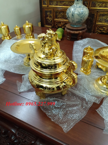 Bộ đồ thờ tam sự bằng đồng mạ vàng, đỉnh chạm hoa văn chữ Thọ
