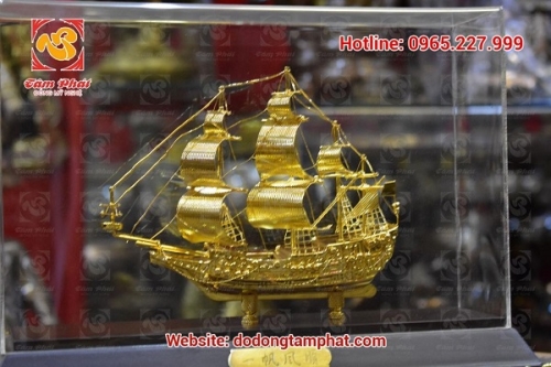 Thuyền buồm phong thủy bằng đồng mạ vàng - quà tặng cao cấp