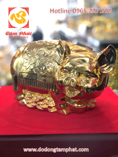 Tượng heo tài lộc mạ vàng khoác yếm hoa trên lưng