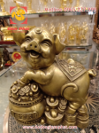 Tượng lợn đồng ôm hũ tiền kích hoạt phong thủy tài lộc