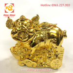 Tượng lợn mạ vàng cao cấp nằm trên tiền xu cổ