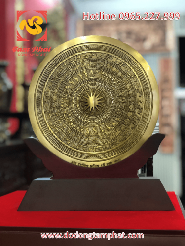 Biểu trưng mặt trống đồng Đông Sơn đường kính 30cm đế gỗ