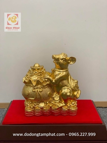 Chuột vàng tài lộc bên hũ tiền phú quý