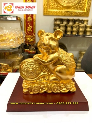 Linh vật chuột vàng phong thủy bên gậy như ý