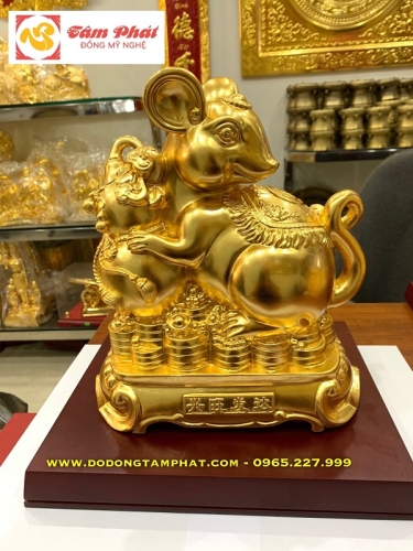 Tượng chuột vàng bên hồ lô may mắn, phúc lộc