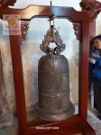 Chuông đồng đúc thủ công treo giá gỗ bàn giao tại chùa
