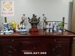 Lắp đặt cho khách bộ ngũ sự đỉnh đồng trên bàn thờ gia tiên