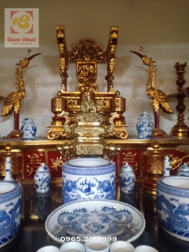 Trang trí gian thờ bằng đồ đồng thờ cúng truyền thống