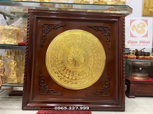 Tranh mặt trống đồng thếp vàng khung gỗ chạm cánh Dơi