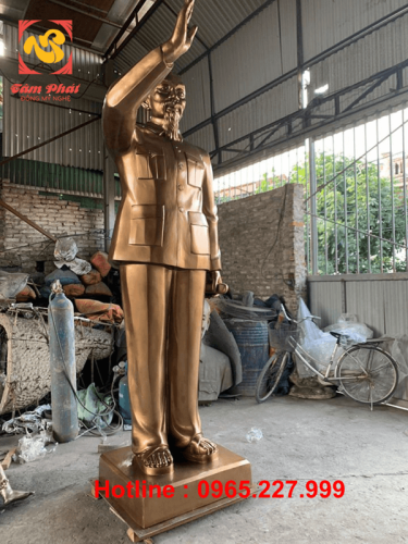 Tượng Bác Hồ vẫy tay chào bằng đồng cao 3m