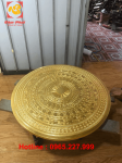 Mặt trống đồng đỏ đường kính 90cm dát vàng 9999 khung gỗ hương đỏ