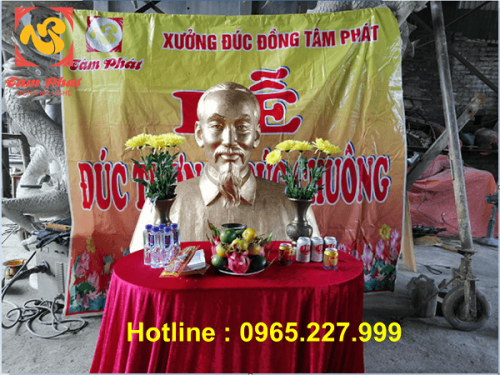 Tượng Bác Hồ Bán Thân bằng đồng đỏ dát vàng cao 1m5 đặt tại nghĩa trang Đồng Nai