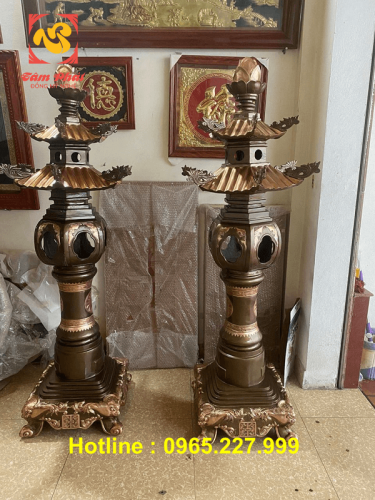 Đôi đèn thờ bằng đồng đỏ cỡ lớn cao 1m8 trọng lượng 280kg