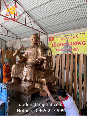 Tượng Trần Quốc Tuấn bằng đồng ngồi ngai đẹp thiêng liêng