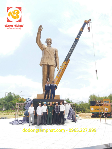 Hoàn thiện lắp đặt tượng Bác Hồ bằng đồng cao 6m nặng 10 tấn